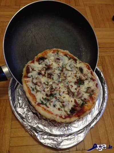 برگردان پیتزا از تابه درون ظرف مناسب 
