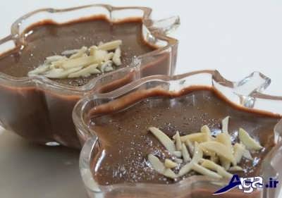 تزیین فرنی شکلاتی با خلال بادام 