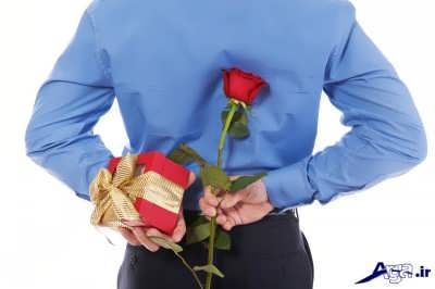 سورپرایز کردن همسر با گل و هدیه
