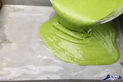 ریختن مایه کیک بر روی قالب 