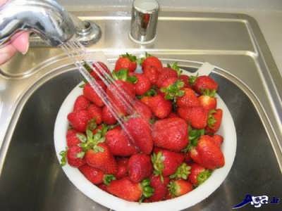 شستن توت فرنگی