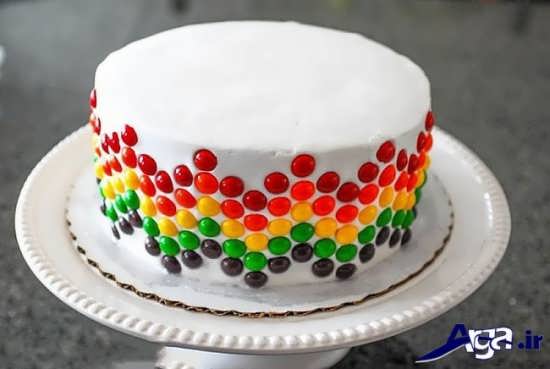 تزیین ساده کیک با شکلات رنگی و خامه 