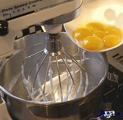 اضافه کردن زرده تخم مرغ به سفیده تخم مرغ 