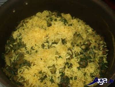 مخلوط کردن برنج با کلم و سبزی 