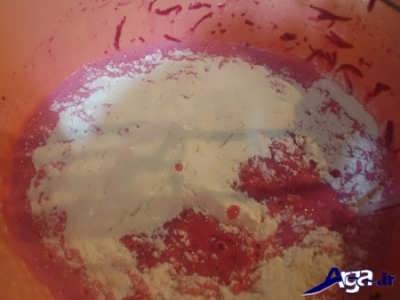 اضافه کردن آرد و بیکینگ پودر به مایع کیک 