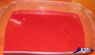 حل کردن پودر ژله قرمز در آب جوش 