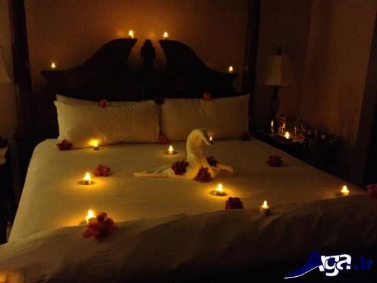 تزیین کردن تخت خواب با شمع و گلبرگ 