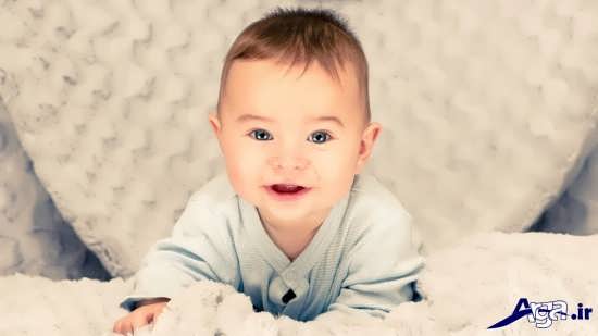 عکس زیبای نوزاد پسر در حالت خنده