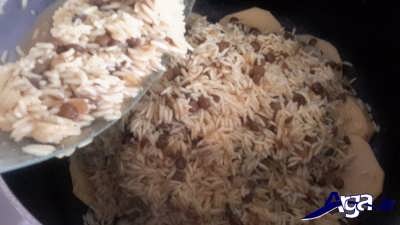 ریختن مخلوط عدس و برنج در قابلمه 