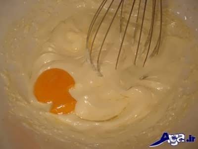 اضافه کردن تخم مرغ به مایه شیرینی چرخی 