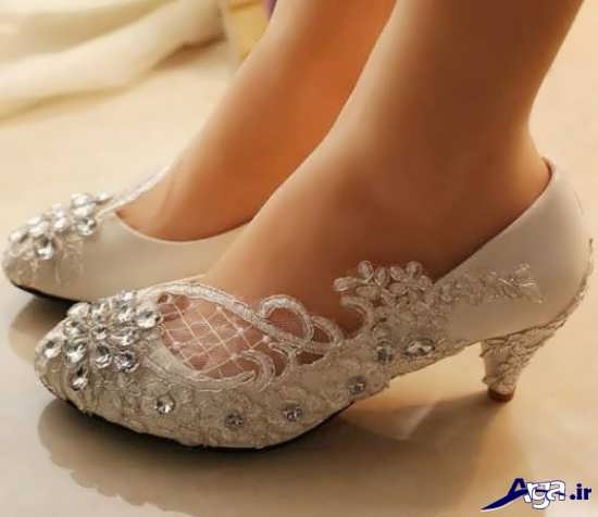 تزیین روی کفش عروس با مروارید و گیپور