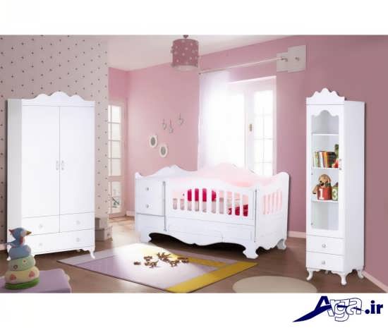 کمد و تخت نوزاد با طرح ساده و رنگ سفید 