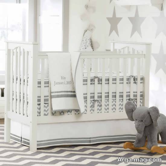 تزیین اتاق نوزاد دختر با ترکیب دو رنگ سفید و خاکستری 