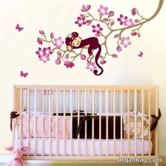 تزیین اتاق نوزاد دختر با طراحی دیوار پشت تخت خواب