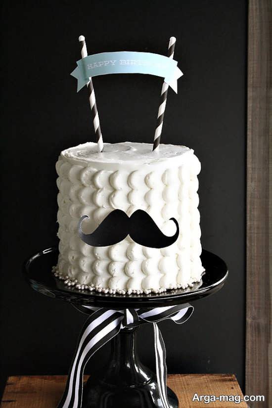 پیشنهاد جالب کیک تولد با تم تولد سبیل 