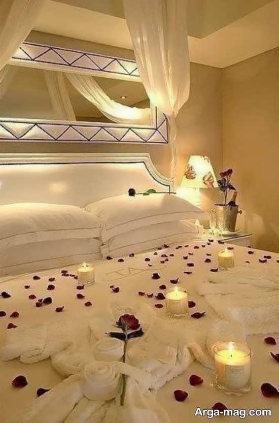 تزیین تخت خواب با شمع و گلبرگ 