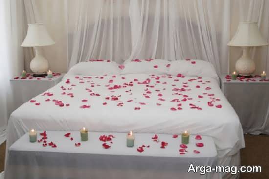 تزیین اتاق خواب عروس با شمع و تور و گلبرگ 