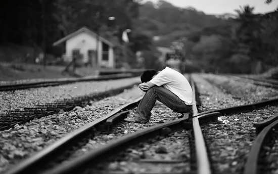 پسر تنها و ریل قطار
