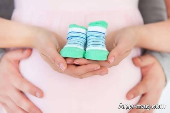 ژست عکس بارداری با کفش کودک