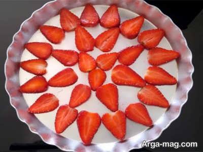 چیدن توت فرنگی ها در قالب دسر 