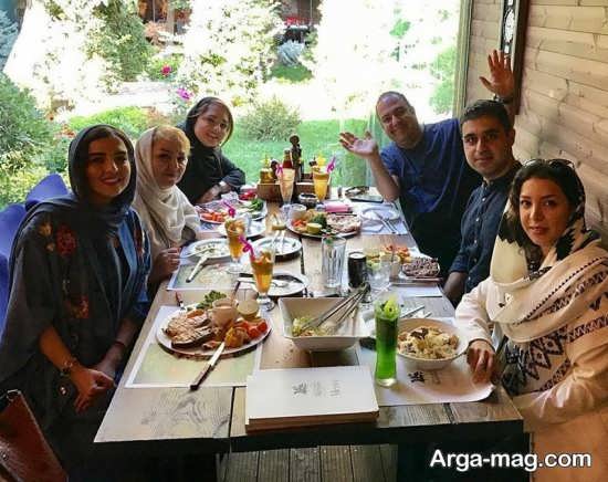 نرگش محمدی و خانواده اش در رستوران