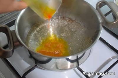 اضافه کردن زعفران به مخلوط شکر و آب