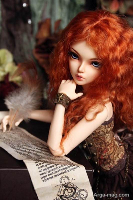 عروسک فانتزی زیبا با موهای فر قرمز