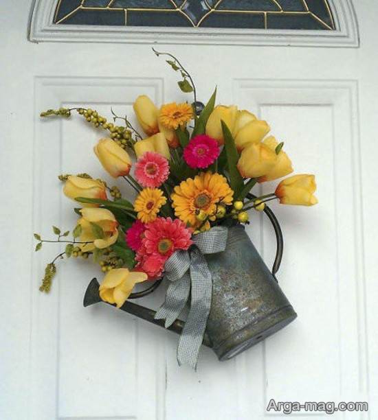دیزاین درب ورودی با آب پاش گلدانی و گل