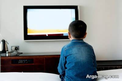 چه ساعتی را در روز کودک می تواند تلویزیون ببیند؟