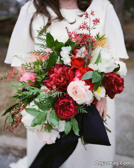 دسته گل عروس با گل قرمز 