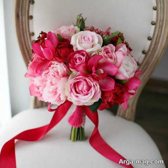 تزیین گدسته گل عروس با گل های صورتی
