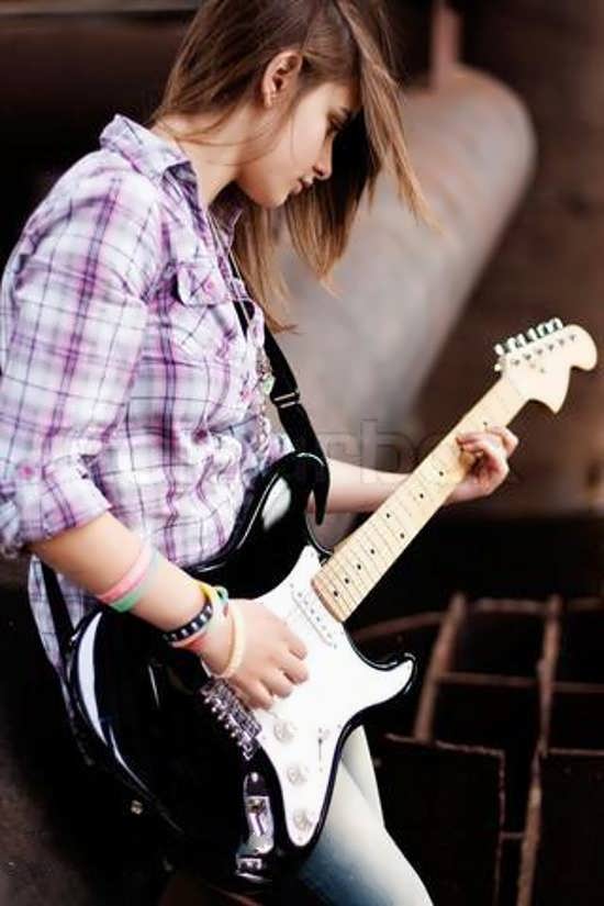 عکس پروفایل دخترانه با گیتار