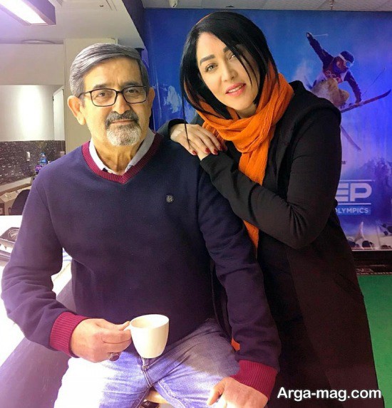 سارا منجزی پور در کنار پدرش