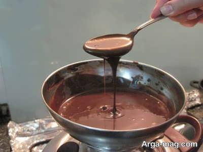آب کردن شکلات تخته ای تلخ 