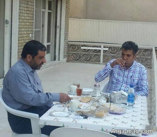عادل فردوسی پور در حال خوردن صبحانه