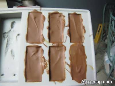 ریختن شکلات در قالب