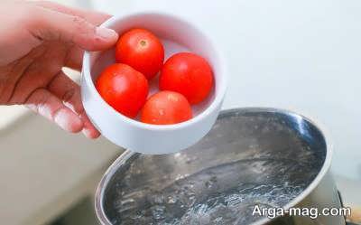 انداختن گوجه درون آب جوش 