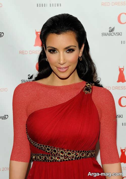 مدل میکاپ زیبا با لباس مجلسی قرمز 