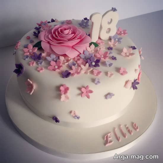 تزیین کیک تولد با گل های رنگی 