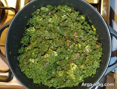 افزودن سبزی به خورش قورمه سبزی 