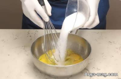 اضافه کردن شکر به زرده تخم مرغ 