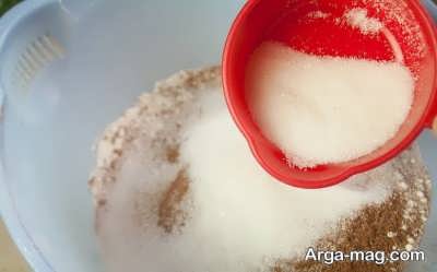 اضافه کردن شکر به مواد خشک 