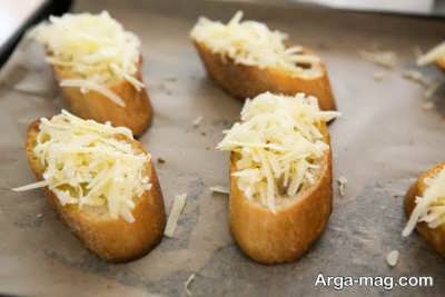 ریختن پنیر بر روی نان تست