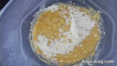 اضافه کردن آرد به مخلوط تخم مرغ 
