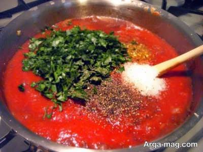 اضافه کردن سبزیجات معطر به سس مارینارا