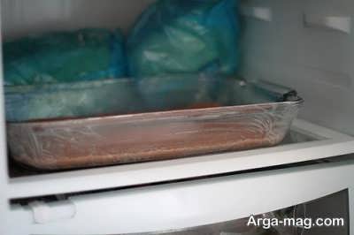 قرار دادن ظرف حاوی پودر بیسکویت در یخچال 