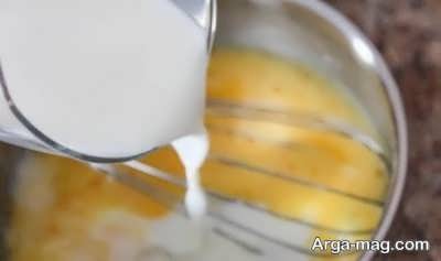 اضافه کردن شیر به تخم مرغ