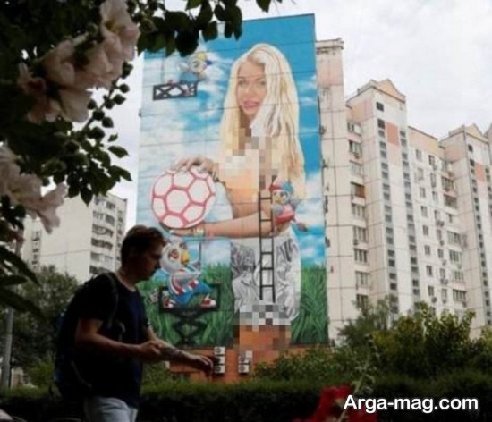 نقاشی تصویر یک زن بر روی یک برج در روسیه