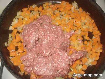 سرخ کردن هویج و گوشت چرخ کرده 