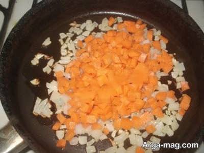 سرخ کردن هویج و پیاز 